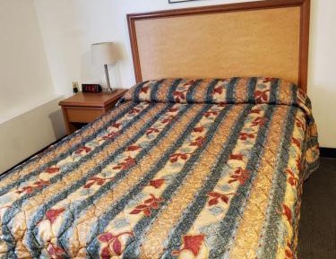 One Queen Bed - Non-Smoking