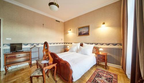 Deluxe Double Room with Air-conditioning and Parking