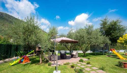 Two-Bedroom Apartment with Living Room and Garden