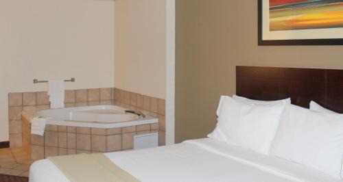 Queen Room with Spa Bath