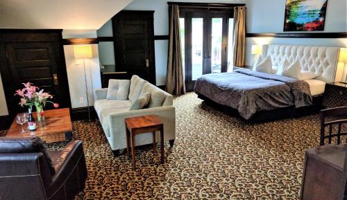 Deluxe King Suite