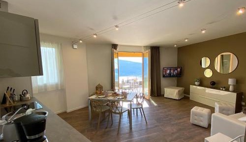Standard One-Bedroom Apartment with Lake View