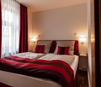Deluxe Double Room (2 Adults + 1 Child)