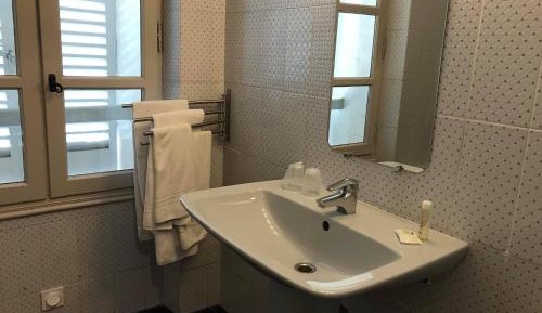 Double Room (No air-conditioning)