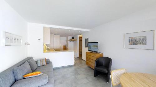 Apartment with Mountain View