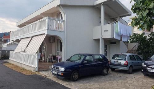 Basic Triple Room with Shared Bathroom
