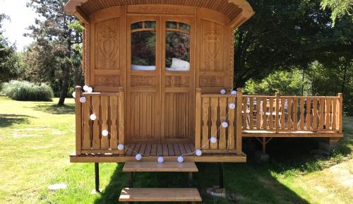 Wooden Caravan (4 Adults) 