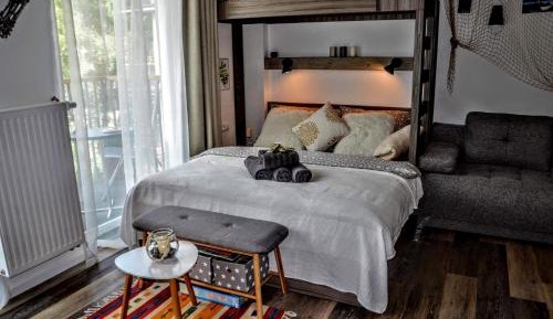 One-Bedroom Apartment with Mountain View