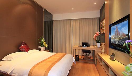 Deluxe Queen Room with Garden View