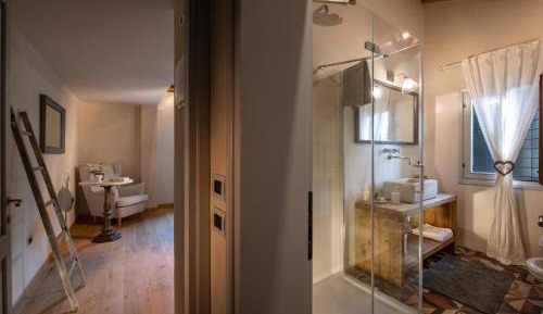 Deluxe Double Room (2 Adults + 1 Child)