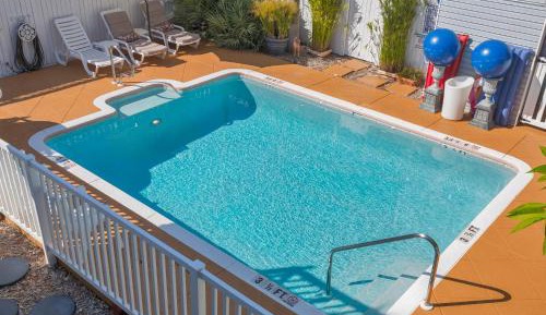 Queen Suite with Pool View