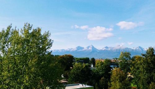 Apartment with Mountain View