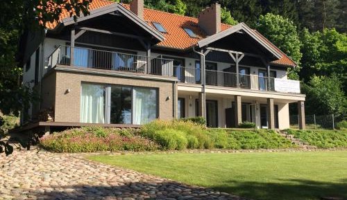 One-Bedroom Apartment with Lake View