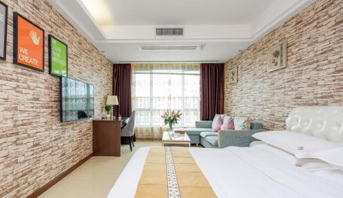 Deluxe Queen Room with City View