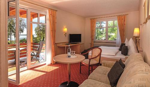 Apartment with Balcony and Lake View