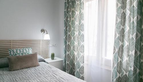 Exterior Twin Room with Shared Bathroom