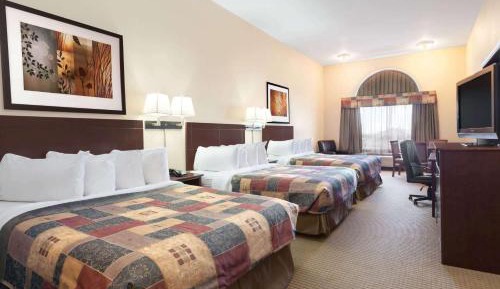 Queen Room with Three Queen Beds - Non-Smoking