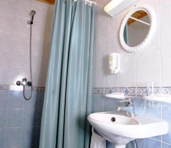 Twin Room with Shared Bathroom and Toilet in the Hall