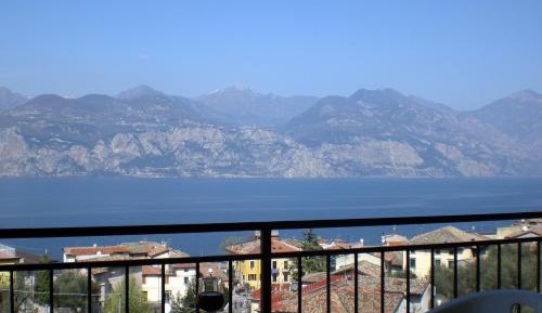 One-Bedroom Apartment with Balcony