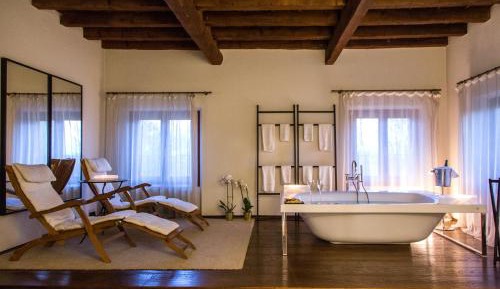 Deluxe Suite with Spa Bath