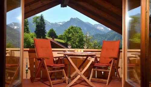 Apartment with Mountain View