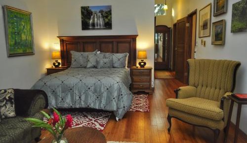 Deluxe Queen Suite