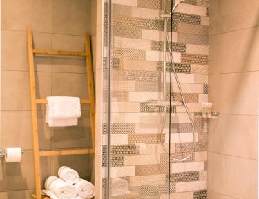 Queen Room with Single Bed