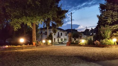 Deluxe Room (2 Adults + 1 Child)