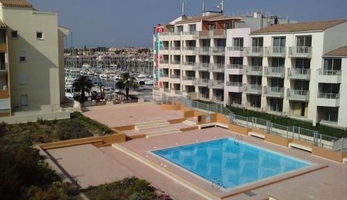 Apartment with Pool View 