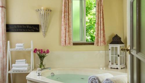 King Room with Spa Bath (Songbird - Pet Friendly)