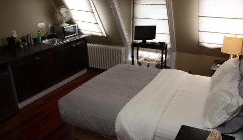 Deluxe Queen Room with Shared Bathroom
