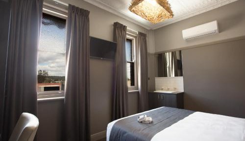 Large Queen Room with Shared Bathroom