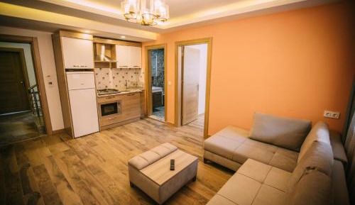 One-Bedroom Suite with Mountain View and Balcony 