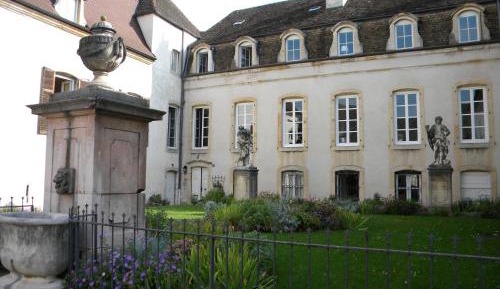 Apartment with Garden View