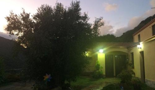 Deluxe Room (2 Adults + 1 Child)