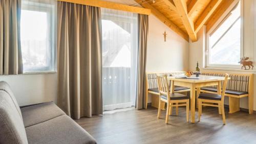 5 - Comfort One-Bedroom Apartment (5 Adults)