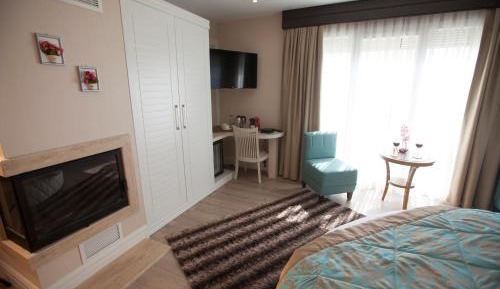 Corner Suite with Forest View