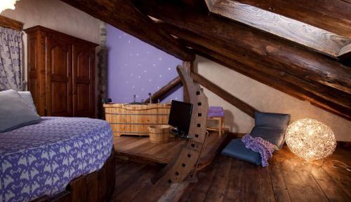 One-Bedroom Apartment with Balcony - Split Level