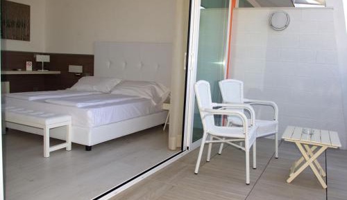 Deluxe Double Room with Side Sea View
