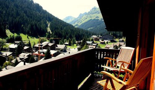 Apartment with Mountain View
