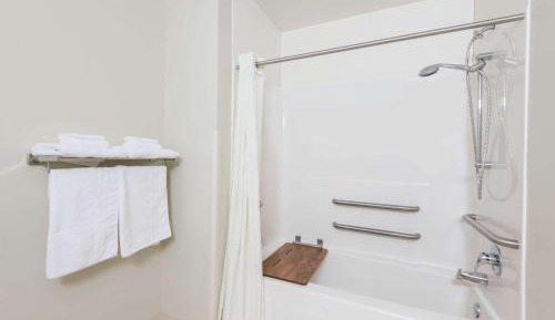 Queen Room - Mobility Access/Non-Smoking