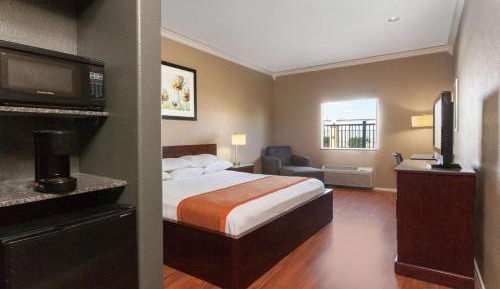 Deluxe King Room - Disability Access - Non-Smoking