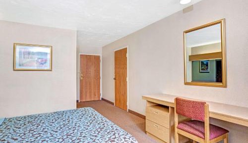 Queen Room - Non-Smoking