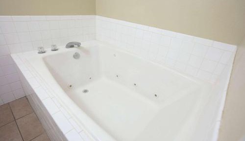 One-Bedroom Deluxe King Suite - Non-Smoking