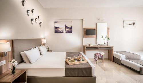 Deluxe Triple Room with Pool View