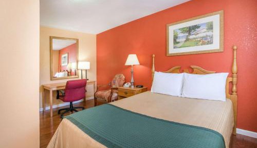 Queen Room - Non-Smoking