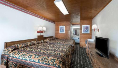 Queen Room with Two Queen Beds - Non-Smoking