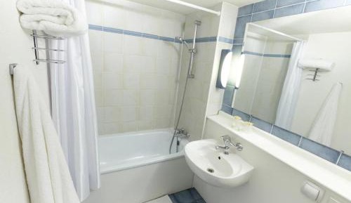 Triple Room (1 Double Bed + 1 Single Bed)