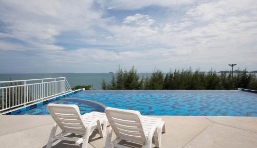 Apartment with Pool View 