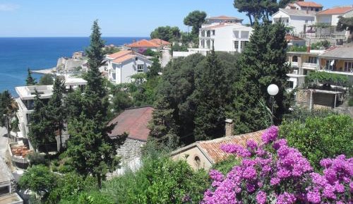 Three-Bedroom Apartment with Balcony and Sea View